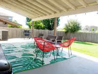 Charming 3-bedroom 6 beds. 2.5 bath. Pools access house with WiFi and AC in Kyle Hotels in Kyle