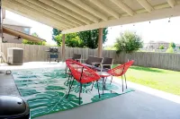 Charming 3-bedroom 6 beds. 2.5 bath. Pools access house with WiFi and AC in Kyle