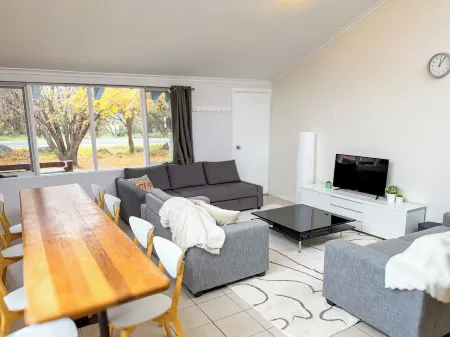 Cozy, well appointed unit near centre of Jindabyne and 30mins to snowfields. Отели рядом с достопримечательностью «Сноуи Маунтинс Граммар Скул»