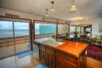 'American Classic' BEACHFRONT Historic Nye Beach - BEST LOCATION - 3BR Home