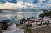 Charming 1-Bedroom Apartment in Río Lagartos. AC, Rooftop Deck & Private Pier -L Hotels in Rio Lagartos