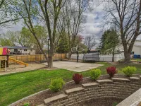 Spacious Sleeps 18+ 6-bedroom house with movie theatre, sports court, huge yard