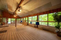 Stunning Earth Home with Private Pond Access - Unique Masterpiece Hotels in Broken Bow