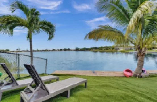 Charming lake view 3-bedroom in pleasant Fort Lauderdale