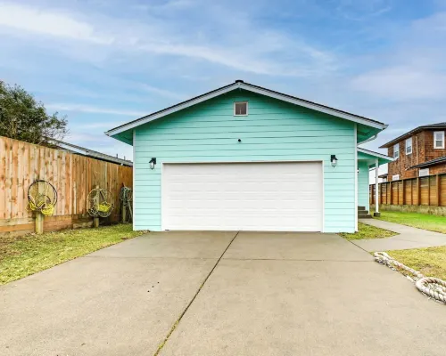 Beachfront Westport Home w/ Deck! Hotels in Grayland