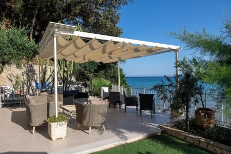 House with sea view, parking and private beach.