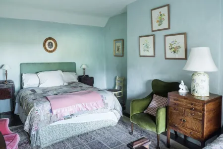 A HEAVENLY RETREAT WITH OFF-STREET PARKING