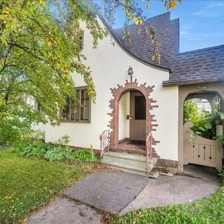 Historic Tudor Cottage - Cute 3 Bedroom Home