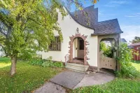 Historic Tudor Cottage - Cute 3 Bedroom Home