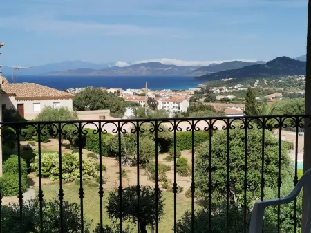 Apartment in L'île-Rousse, large T2, sea view, air conditioning, wifi Отели в г. L'Ile-Rousse