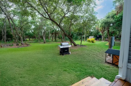 Charming retreat with fire pit, games, and space for up to 5 guests. Book today.