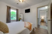 Stylish Condo, Sleeps 6, Private Fenced in Back Yard with Pergola and Fire Pit.