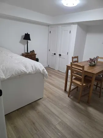 Cozy 3BR Basement in Scarborough – Kitchen & Bath Отели рядом с достопримечательностью «Торонто Ботаникал Гарден»