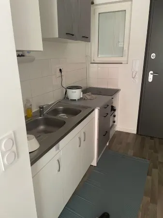 Clean, quiet accommodation with a garden Отели в г. Эврё