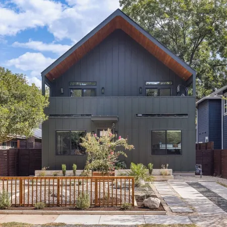 Downtown ATX - Luxury Pool - Putting Green - 85inch TV