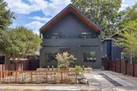 Downtown ATX - Luxury Pool - Putting Green - 85inch TV