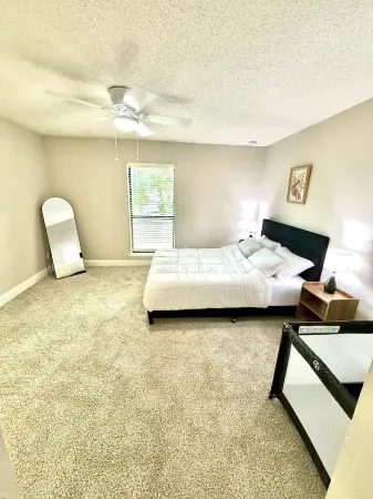 Cozy  1-bedroom apartment with WiFi, AC in vibrant Addison