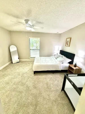 Cozy  1-bedroom apartment with WiFi, AC in vibrant Addison