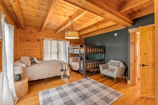 Cozy cabin, stunning mountain views near Lake James. Perfect for a winter fire.