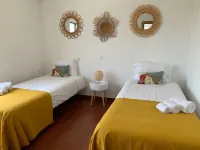 Casa com 3 Quartos e Piscina a 5 Minutos da Praia da Mareta