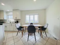 Modern Aesthetic 3br/1.5ba Family Haven w/ Yard 엘크그루브빌리지 호텔