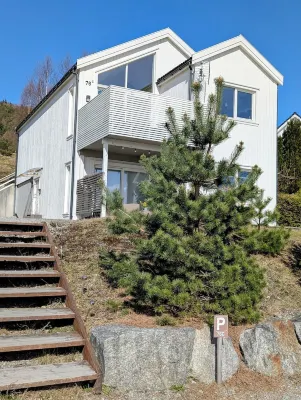 Bright 2-bedroom apartment with spectacular fjord views in Jørpeland. Hotels in Strand