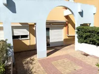 Le 108: Ground floor apartment with large terrace on the seafront