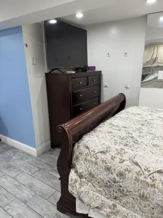 Charming 1-bedroom apartment with AC, WiFi in wonderful Queens Отели рядом с достопримечательностью «Заказник Джамайка Бэй»