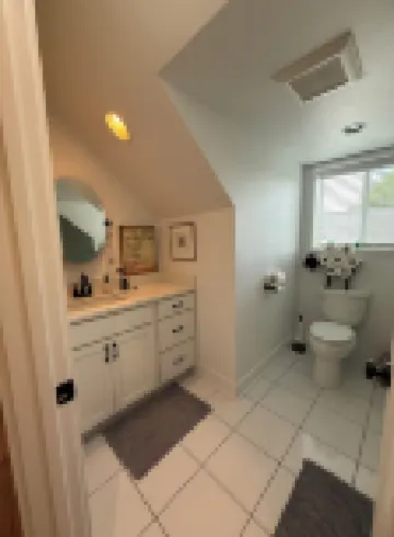 Birds Nest, Only blocks to downtown Snohomish