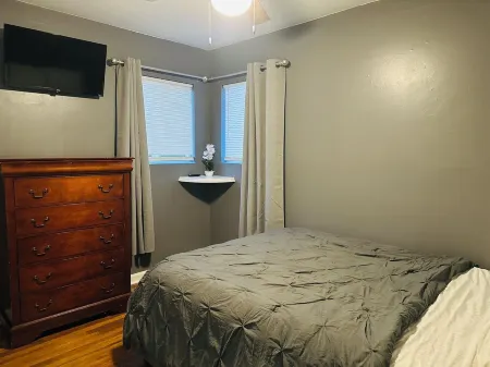 Charming 2-bedroom house with WiFi, AC in pleasant Warner Robins