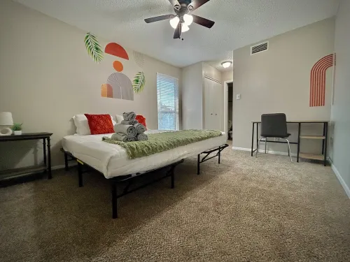 KINGbed,pool,great location, perfect for workers