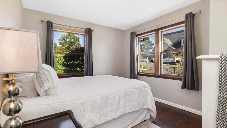 Two bedroom bungalow off Lake Washington in Lower Kennydale