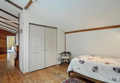 Entire Cabin 3-bed 2-bath in awesome Augusta, WV Camp Walker附近的飯店