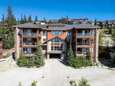 Big White Ski In Ski Out Condo with brand new hot tub! 스노우 고스트 익스프레스 주변 호텔