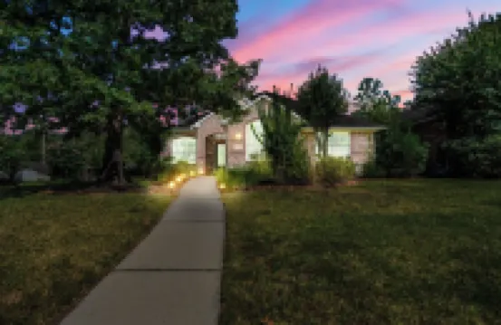 Woodlands Wonderland: Cozy 3-BRM Home