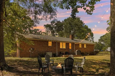 Cozy Home w/ Pool Table, Arcade & Firepit