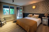 Villa l'échappée verte house surrounded by greenery right in the center of town