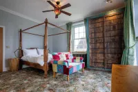 Unique  7 Bedroom House with Skittle Alley, Seasonal Heated Pool and Playground.