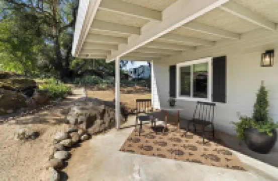 Cottage on King: Stylish and comfortable in the country!