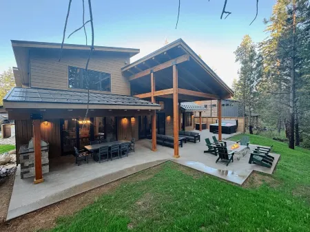 Luxury, Private Suncadia NEW Build, 4 KING SUITES, Bunk Room, Hot tub, Game Room