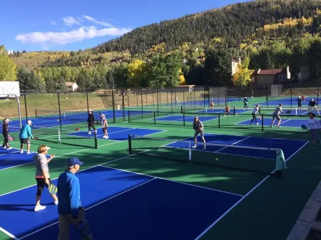 Modern 2B/2B Condo in Prime Eagle-Vail Location; golf course, pool, tennis! Отели в г. Игл-Вейл