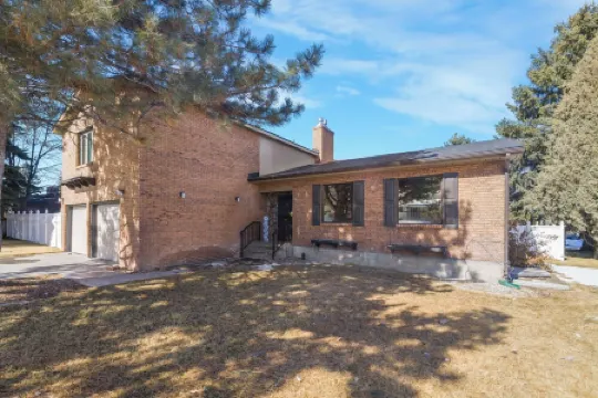 Spacious Executive 5-bedroom home by airport in charming Idaho Falls w/ WiFi, AC