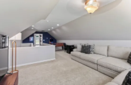 Spacious 5-bedroom house in the heart of Guntersville located ON the lake.