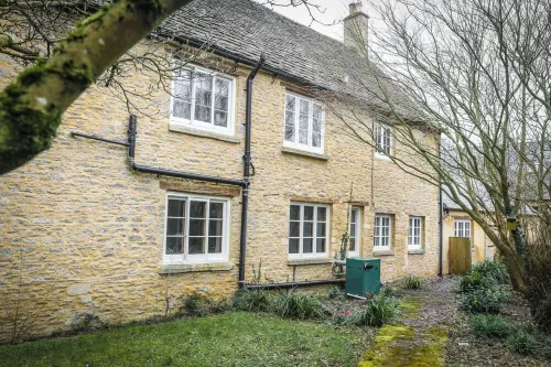 Large Pretty Farmhouse 2 mins from Burford, Cotswolds ,Pet friendly. Big Garden
