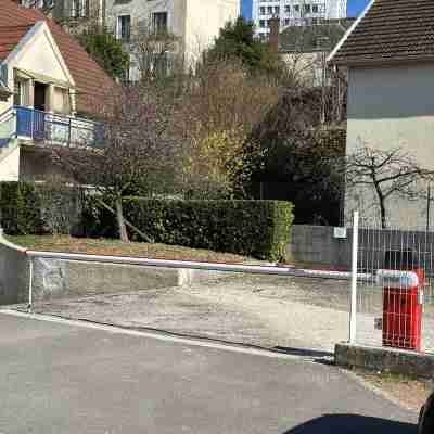 Le Bacquin 21 town center 2 minutes away, train station 700 m away, secure private parking. Fitness & Recreational Facilities