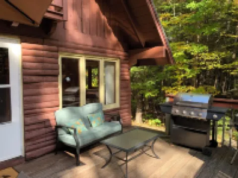 Cozy 3-bedroom chalet in lovely Bridgton 1/4 mile from pleasant mountain Skiing