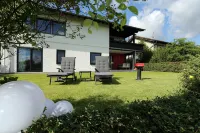New, modern equipped apartment with lake view in the Vulkaneifel Hotel a Schalkenmehren
