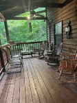 Cozy 2-bedroom cabin in awesome Blairsville with ac and wifi.