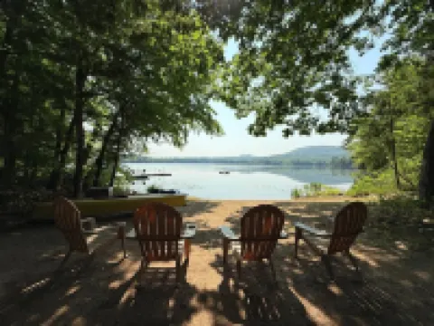Charming 3-bedroom cabin in Madison, NH with private access to lake.