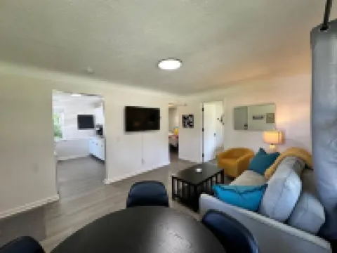 KING bed, Pet Friendly, Modern Retreat, CLE-BW Ξενοδοχεία στην πόλη Berea